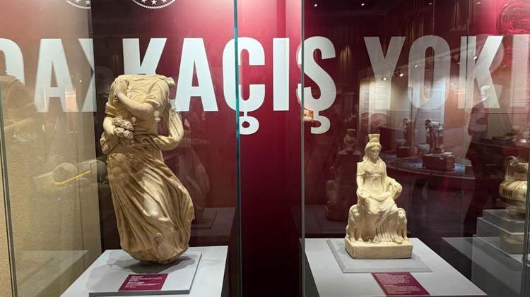 ASRIN KEŞFİ KAPLAR SERGİLENİYOR