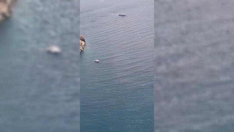 PARÇALANAN TEKNE VİNÇLE KARAYA ÇIKARILDI