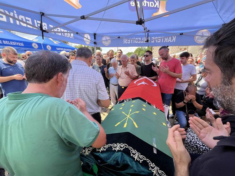 YAKINLARI TESLİM ALDI