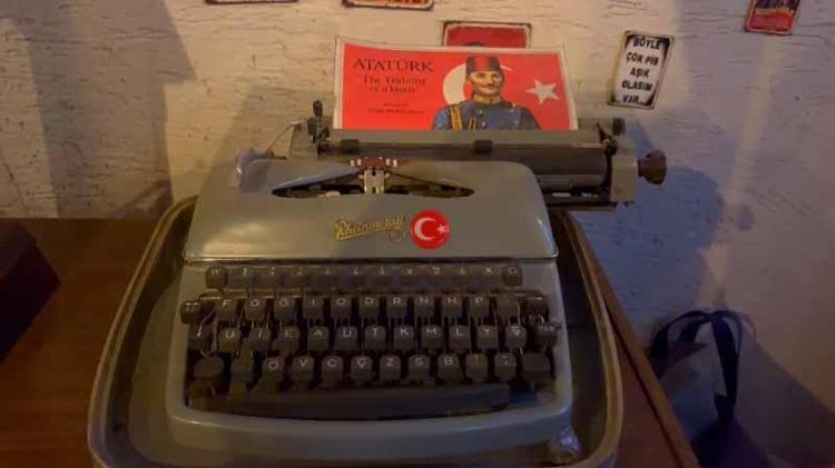 ‘KİTAPLAR GÜNÜMÜZ TEKNOLOJİSİNDE İNTİHAR EDİYOR’