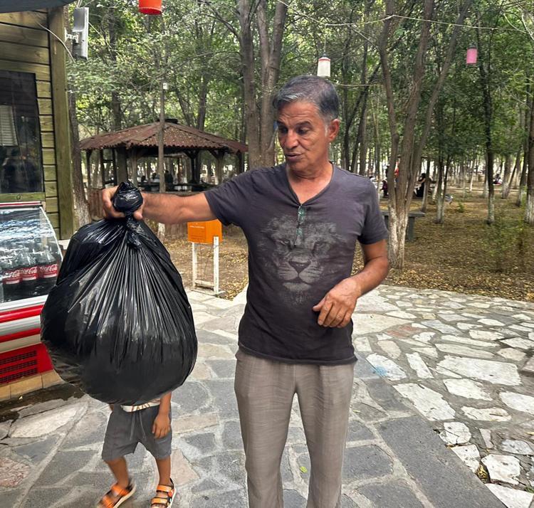 BAŞKASININ DA ÇÖPÜNÜ TOPLADI