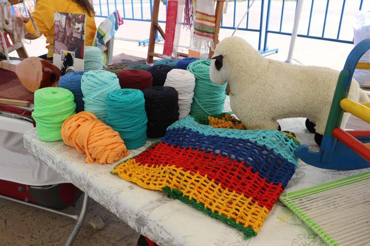 KULLANILMAYAN ÜRÜNLERİ İPLİK HALİNE GETİRİYOR