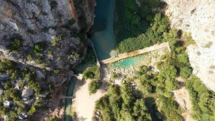 GENÇLER ÇÖPLERİNİ BIRAKIP GİDİYOR