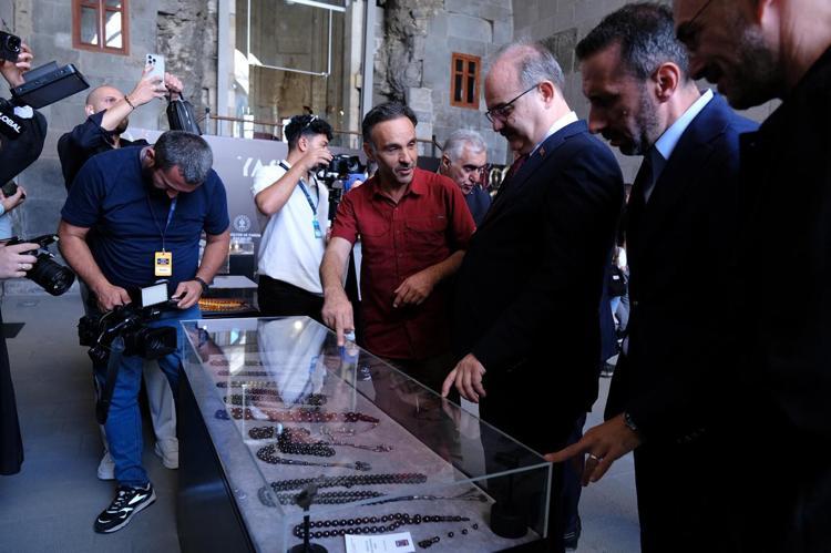 SERGİLERİ GEZDİLER