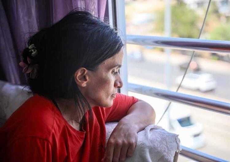 5-6 SAAT BANYODA KALIYOR, AYAKTA BAŞINDA BEKLİYORUM