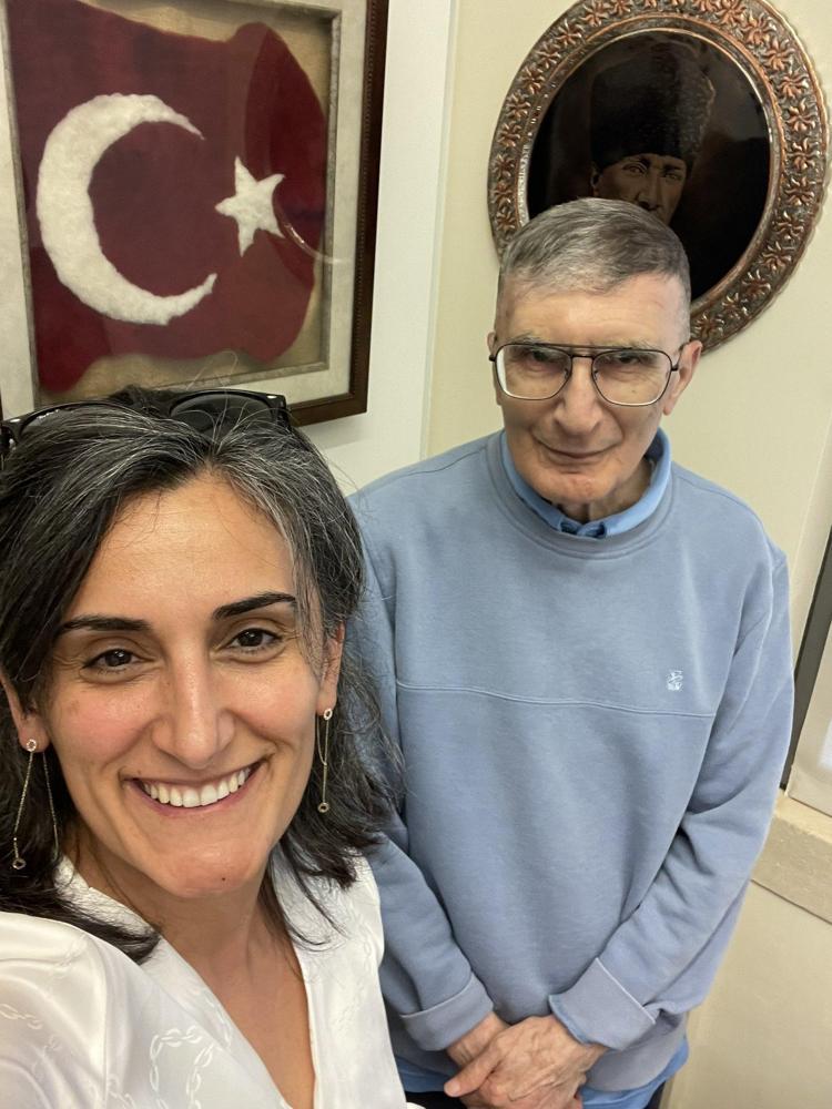 SENİ HER ŞEYİNLE SEVDİM, GÜZEL KIZIM