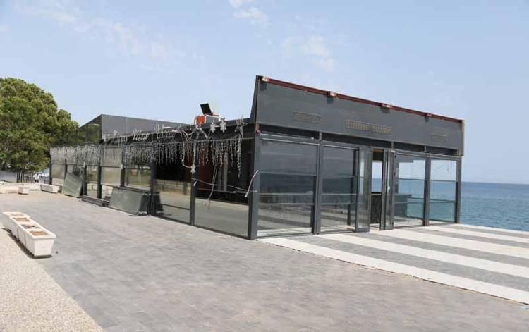 BEŞ YILDIZLI OTELİN ŞEZLONGLARI DA KALDIRILDI