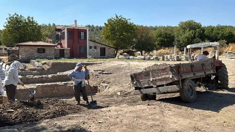 31 KADIN KAZILARDA ÇALIŞIYOR