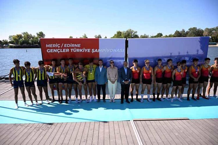 19 VE 17 YAŞ ALTINDA ŞAMPİYON FENERBAHÇE OLDU