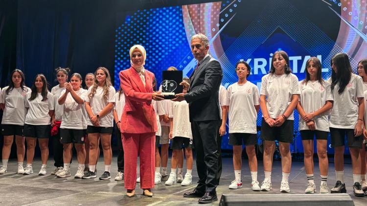 BAKAN GÖKTAŞ: GENÇ KIZLARIN SAHADAKİ CESARETİ HEPİMİZİN ORTAK GURURU