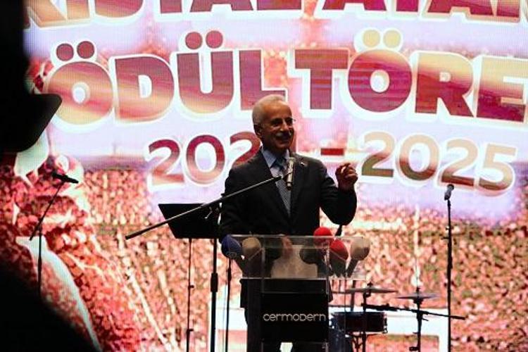 BAKAN URALOĞLU: TIPKI İŞ HAYATINDA OLDUĞU GİBİ FUTBOLDA DA KADINLARIMIZ VAR OLUYOR