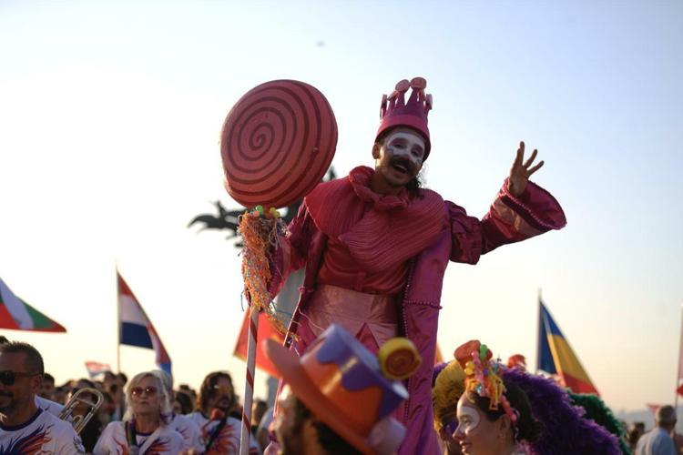 İZMİR, ÜLKEMİZ SANAYİSİNİN VE TİCARETİNİN ANA DAMARLARINDAN BİRİNİ OLUŞTURUYOR