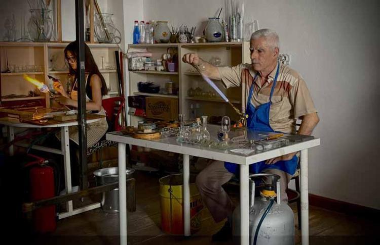 ERİYEN CAMA ÜFLEYEREK ÇALIŞIYORUZ