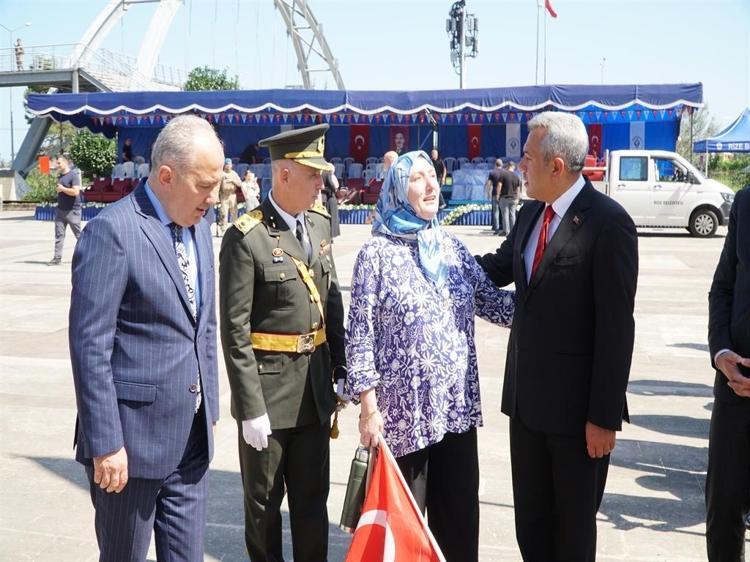 VALİ İLE SOHBET ETTİ