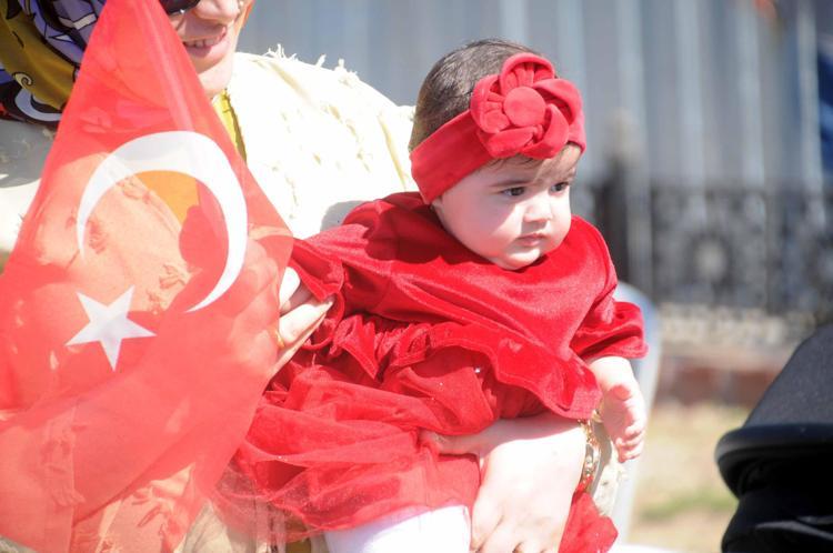 ÇORLUDA 3 BİN BAYRAK DAĞITILDI