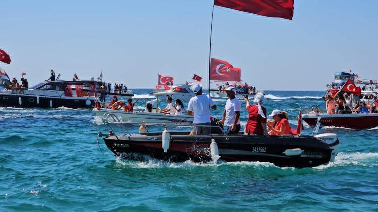 SAROS KÖRFEZİNDE TEKNE İLE KUTLAMA