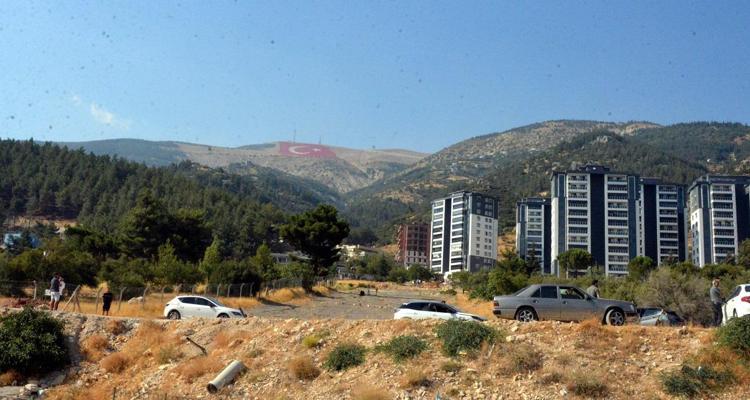 BAYRAĞIN YANINA MADALYA