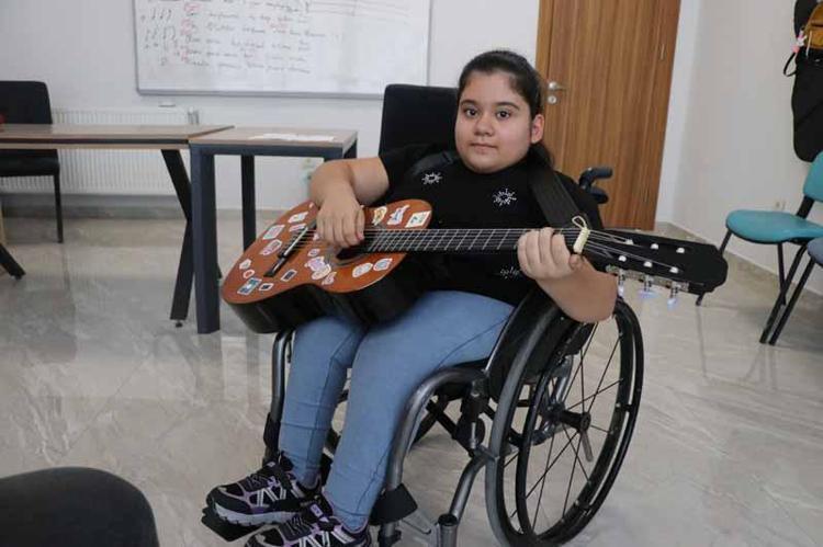 ‘GİTAR ÇALMAYI ÇOK SEVİYORUM’