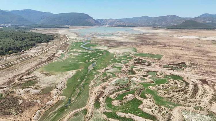 BOLUDAKİ GÖLKÖY BARAJINDA ADACIKLAR OLUŞTU