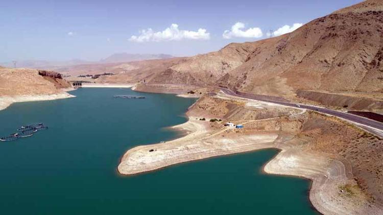 BARAJ ÇEKİLDİ, KÖY GÜN YÜZÜNE ÇIKTI