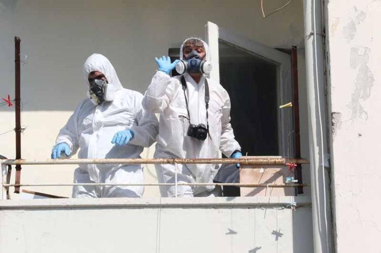 OLAY YERİ İNCELEME EKİPLERİ İTFAİYE YARDIMIYLA İÇERİYE GİRDİ