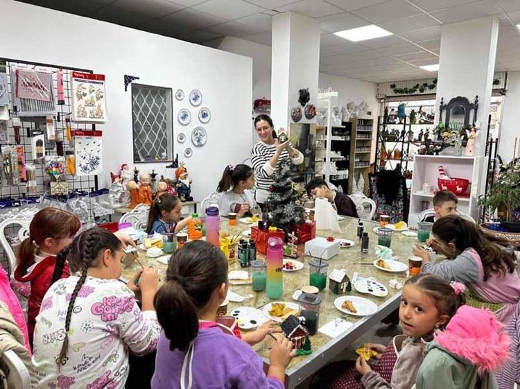 HAM ÇÖMLEĞİ ŞEKİLLENDİRİP BOYUYOR