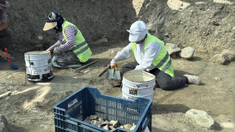 BİR KISIM YAPILAR SUYUN ALTINDA