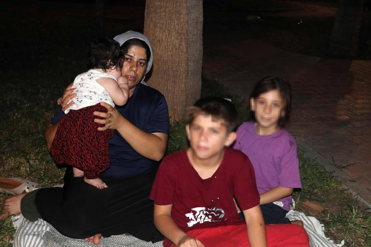 4 ÇOCUĞUYLA PARKTA KALIYOR