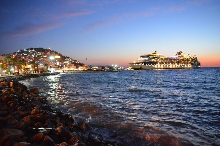 KUŞADASI LİMANI ZİRVEDE