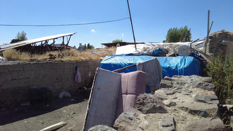 OKUL SIRALARI MUSALLA OLDU