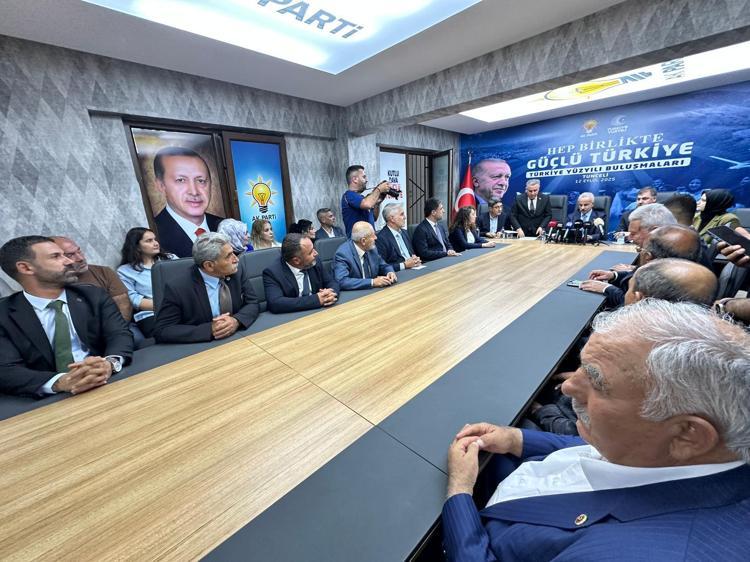 ‘YOLLARI KISALTTIK, SEYAHAT SÜRELERİNİ DÜŞÜRDÜK, GÜVENLİĞİ VE KONFORU ARTIRDIK’