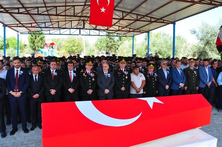 TABUTA SARILIP, GÖZYAŞI DÖKTÜLER