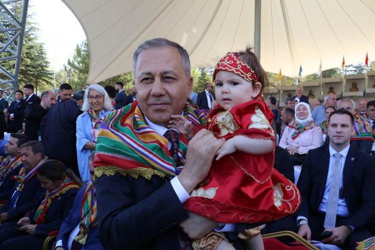 TÜRK BAYRAKLI GÖSTERİ AYAKTA ALKIŞLANDI