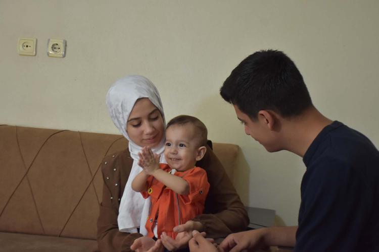 ELLERİNDE, AYAKLARINDA DÖNMELER VAR