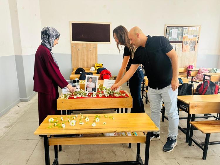 SIRASINA KARANFİLLER KONULDU