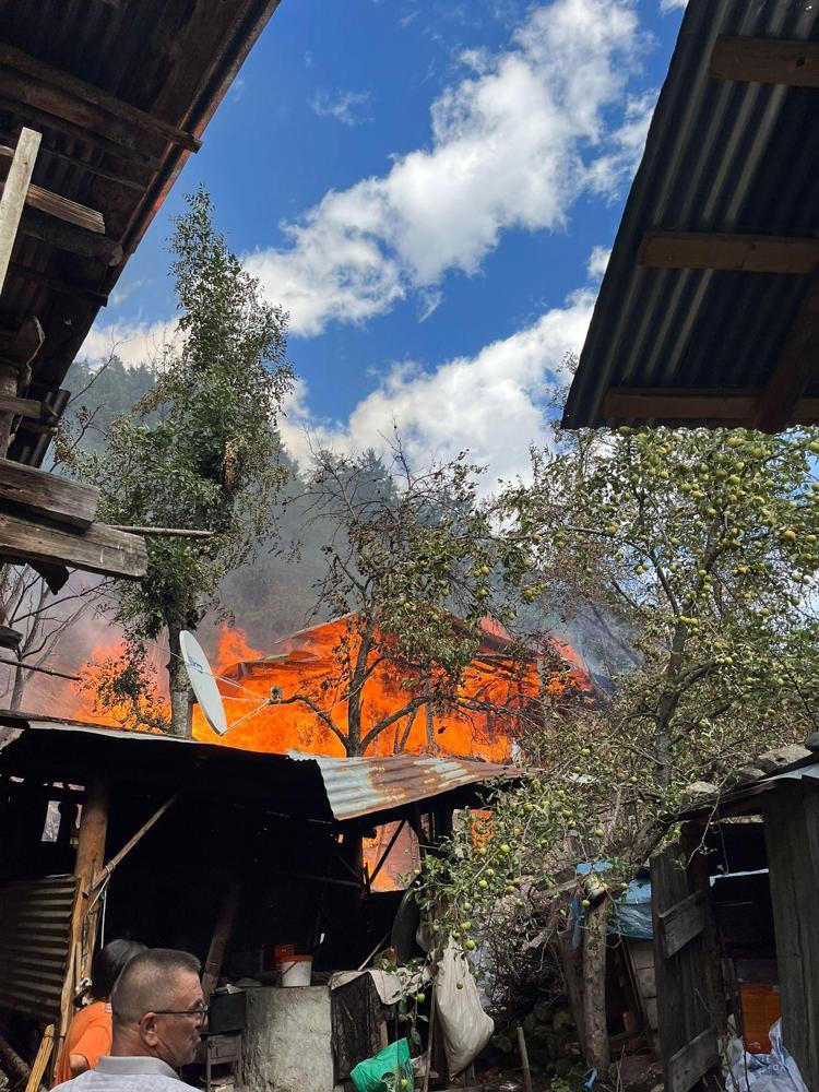 KOMŞUMUZUN EVİ KÜLE DÖNDÜ