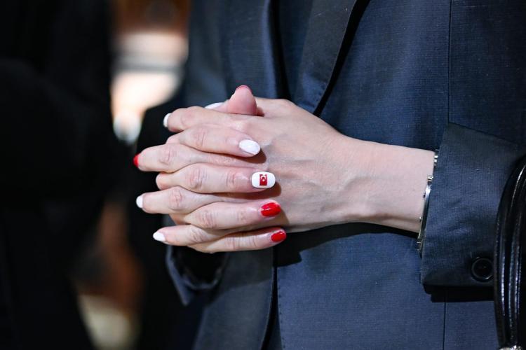 PRENSESİN TIRNAĞINDA TÜRK BAYRAĞI