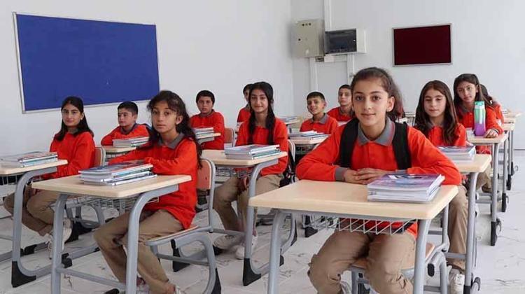 BİRİ BİTMEDEN HANGİ OKULA GİDİYORUZ DİYORLAR