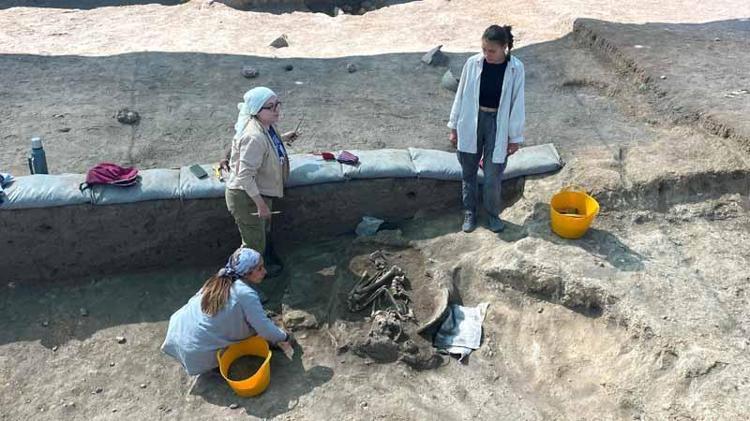 KÜLLÜOBA KAZILARINDA GÖNÜLLÜ OLARAK ÇALIŞIYOR