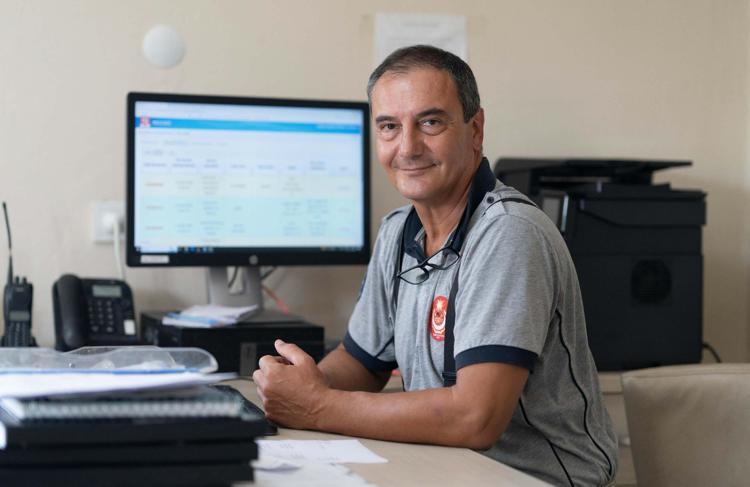 ZORLUK YAŞAYAN İTFAİYECİLER MESLEĞİNE SARILIYOR