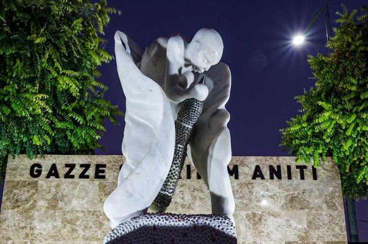 SESSİZ AMA SARSICI BİR DİRENİŞ SEMBOLÜ