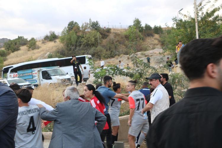 MAÇ BİTİMİNDE TARAFTARLAR ARASINDA KAVGA ÇIKTI