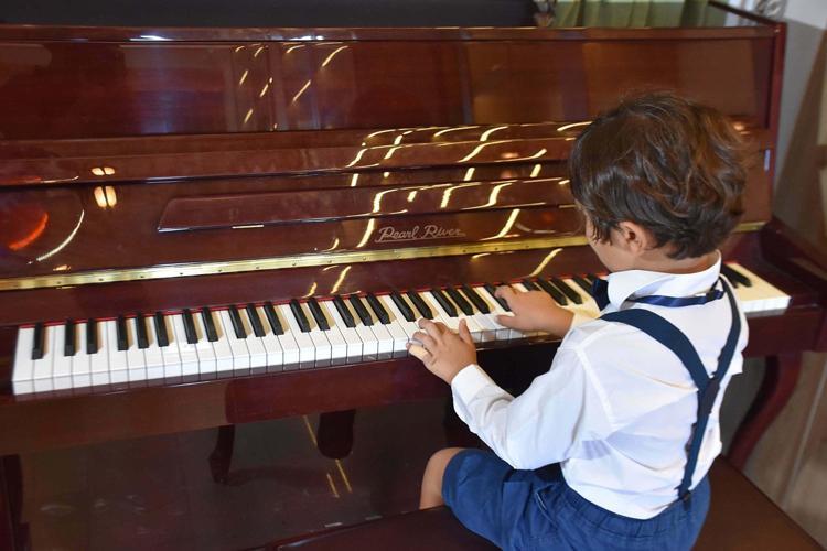 İLK KONSERİNİ VERDİ