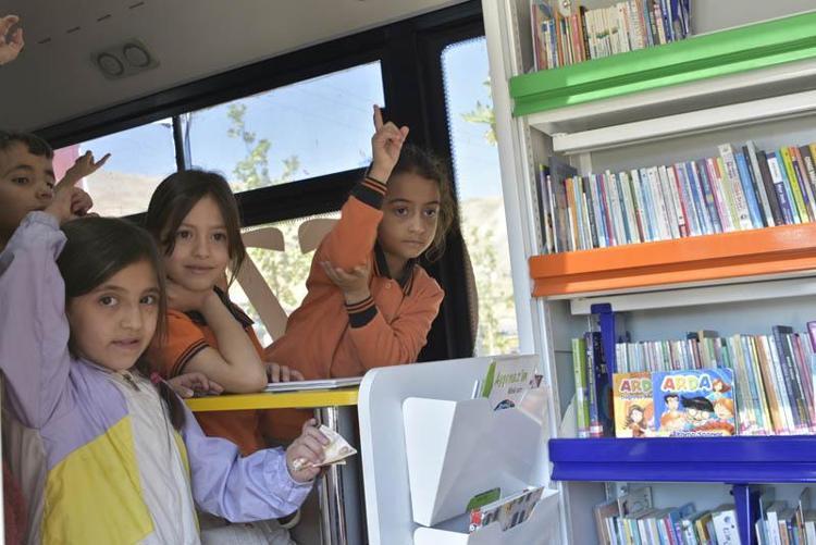 ÇOCUK KÖYÜNÜ GEZDİ