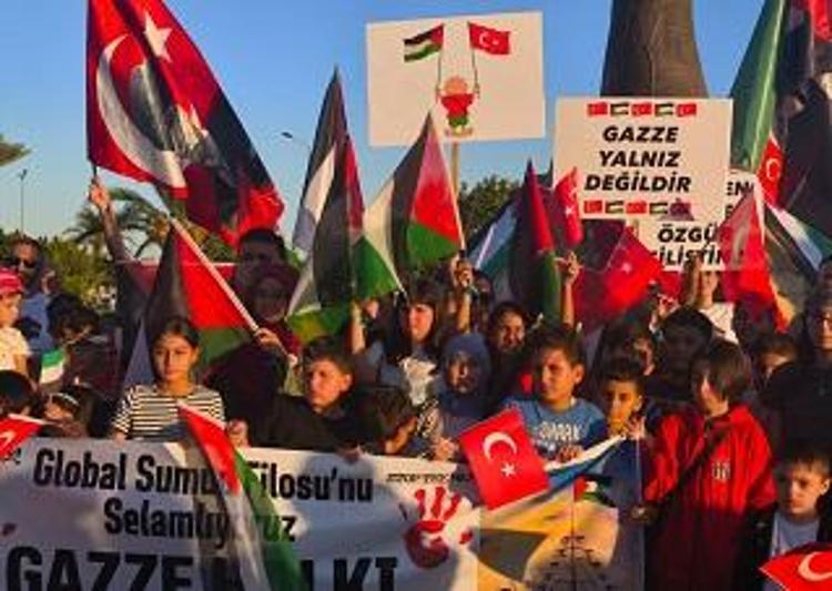 FİLODAKİ AKTİVİSTLERLE TELEFONLA CANLI BAĞLANTI YAPILDI