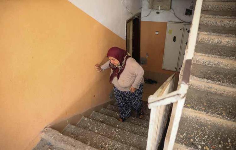 EŞYALARINI DA GÖNÜLLÜLER TAŞIDI