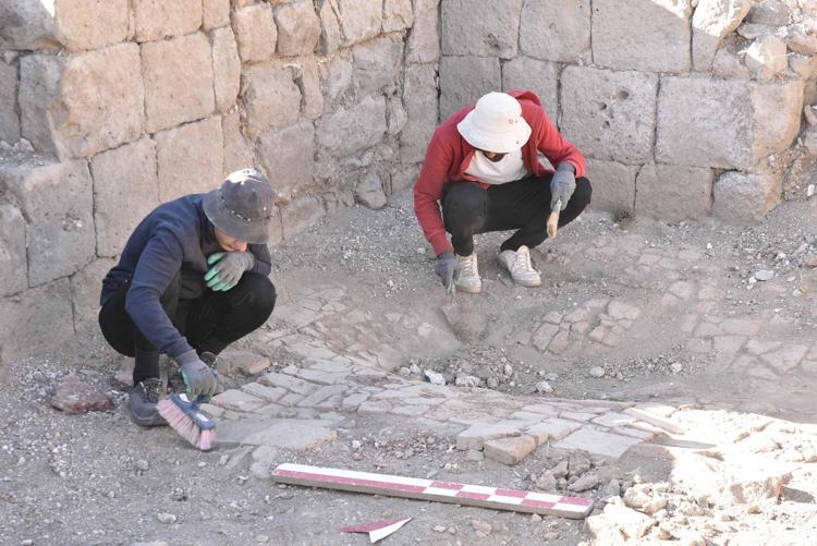 İLK DEFA TUĞLA ZEMİN DÖŞEMESİNE RASTLADIK