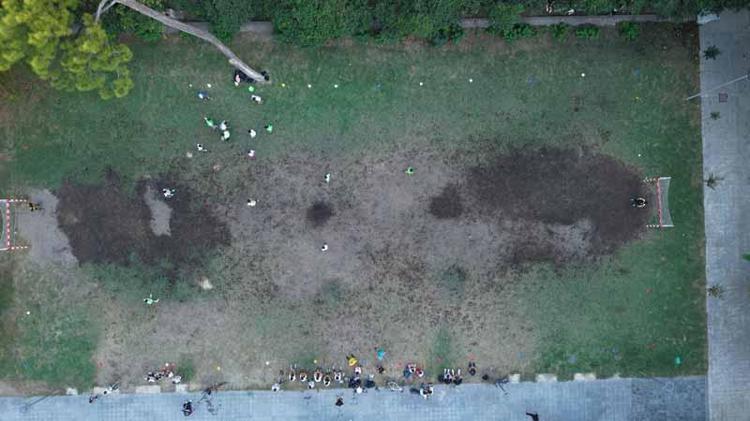 ANTRENÖRLER ÇOCUKLARIN YANINDA