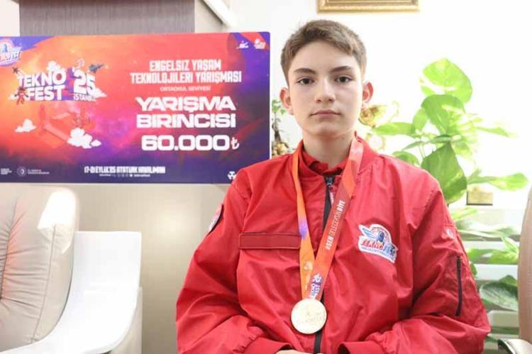 Toprak Tosun ise proje sayesinde engelli bireylere kolaylık sağladıklarını ifade ederek, şöyle konuştu: