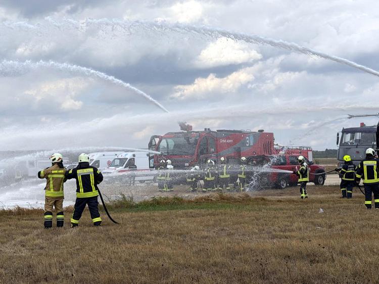 UÇAK PİSTTEN ÇIKTI